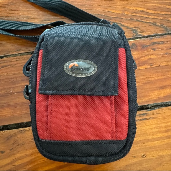 Lowepro Ultracompact Zippered Camera Pouch Red & Black - Picture 4 of 7